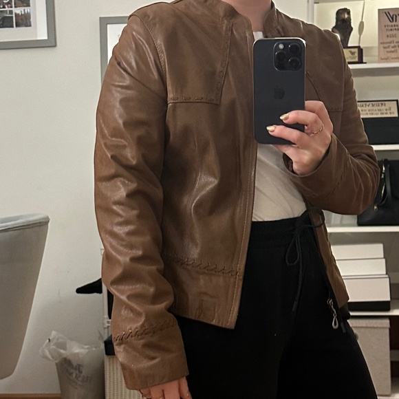 Chic Women's Brown Leather Jacket - Picture 10 of 10